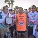 Arturo Contreras recibe homenaje y celebra con triunfo en la Carrera de la Independencia.