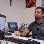 Docente de la UAS desarrolla tecnología de realidad virtual y sensores hápticos para optimizar la rehabilitación motriz en niños con autismo.