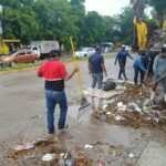 Cerca de 3 toneladas de basura recolectan hoy cuadrillas de Servicios Públicos en alcantarillas.