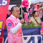 Alcalde Antonio Menéndez da el banderazo de la Carrera Rosa 2026.