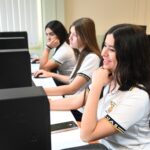 Clases más ágiles y nuevas competencias: la llegada de equipamiento tecnológico renueva el entusiasmo de docentes y alumnos en la Preparatoria Salvador Allende.