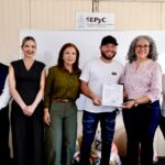 En Mazatlán, Gobernadora Graciela Domínguez sostiene encuentro con familias desplazadas para llevarles distintos apoyos.